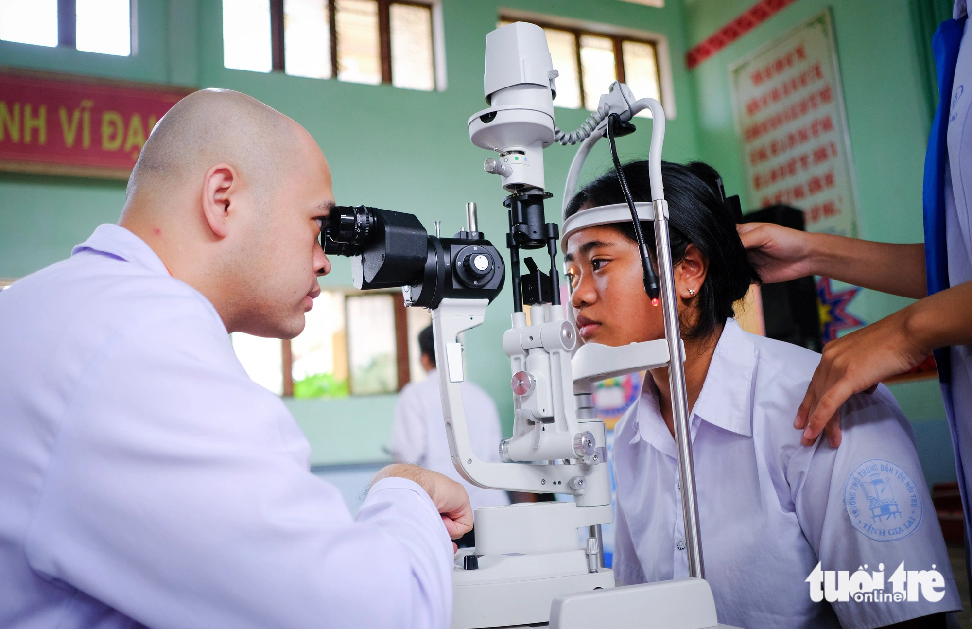 Tật khúc xạ học đường gia tăng ở học sinh Gia Lai, có cháu thị lực còn 5/10 nhưng không biết- Ảnh 1. Học sinh Trường phổ thông dân tộc nội trú tỉnh Gia Lai khám sàng lọc bệnh về mắt ngày 18-5 - Ảnh: TẤN LỰC