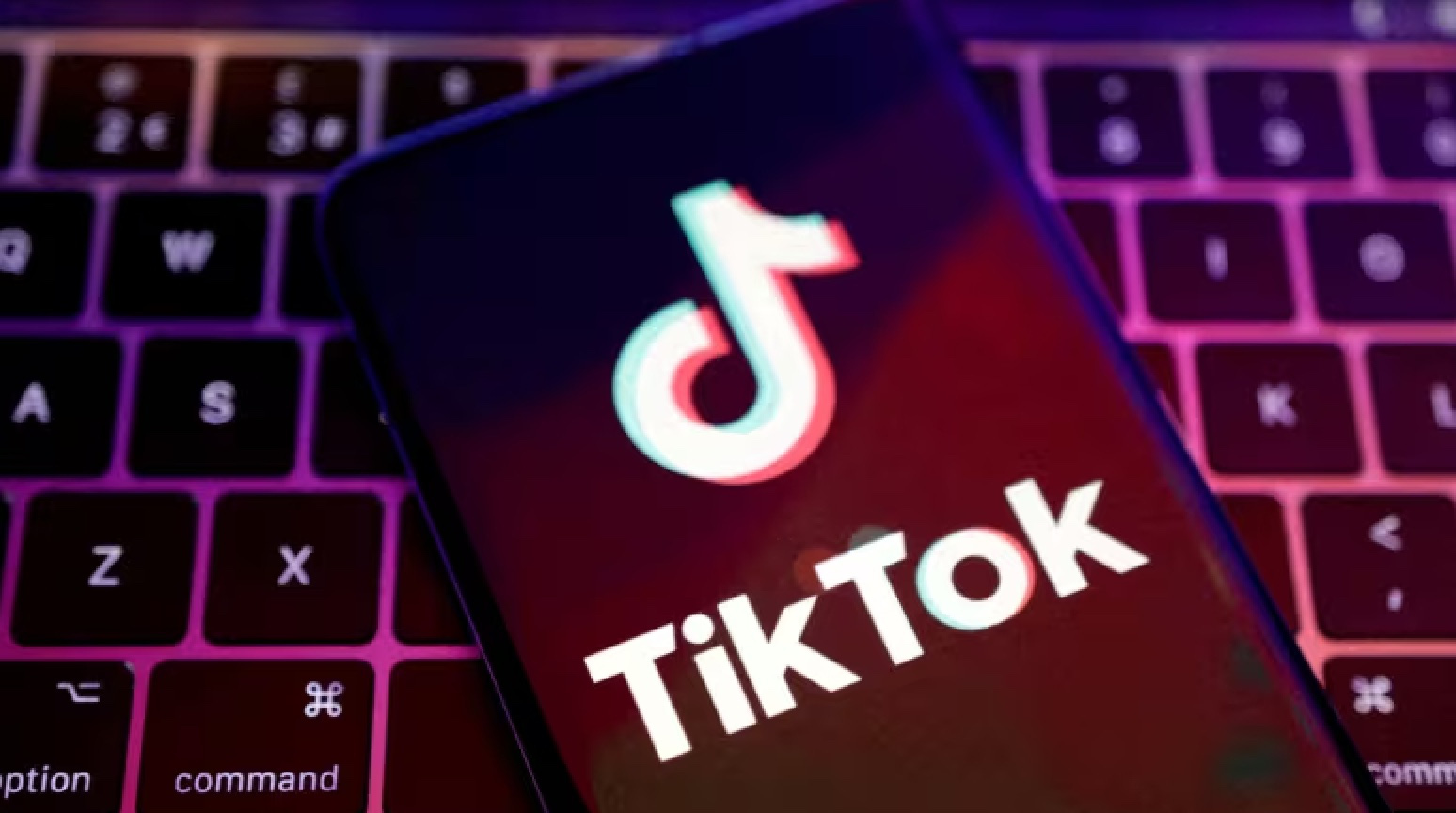Nền tảng TikTok thử nghiệm video dài 60 phút, cạnh tranh trực tiếp với YouTube - Ảnh: REUTERS