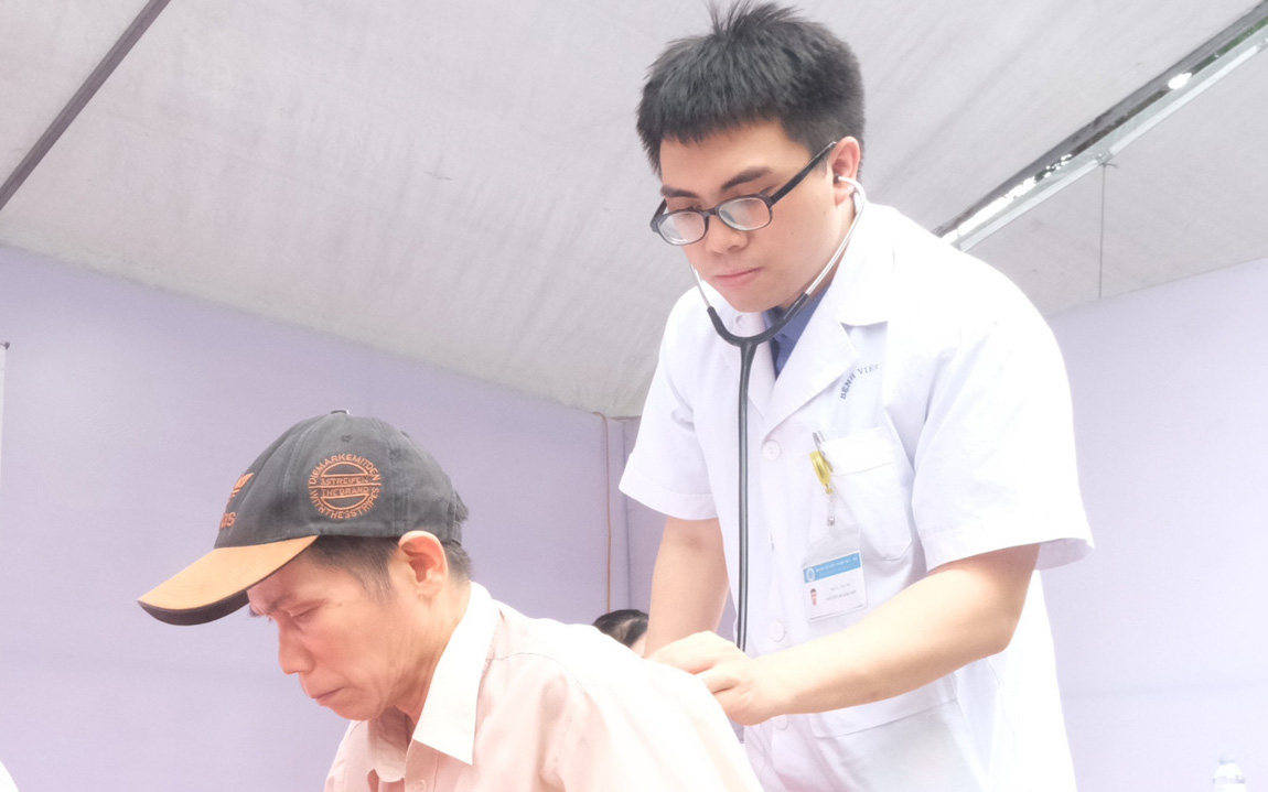 Gần 1.000 người dân Đà Nẵng được khám chữa bệnh, cấp thuốc miễn phí  - Ảnh 9.
