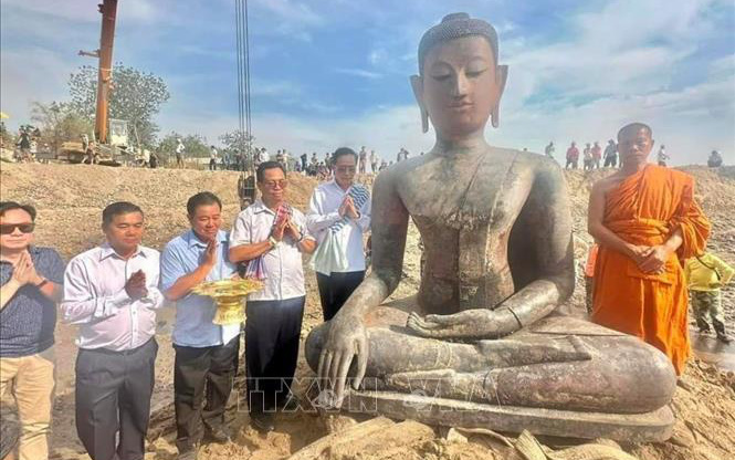 Lật thuyền trên sông Mekong, hàng chục người mất tích - Ảnh 2.