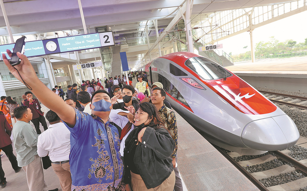 Indonesia làm thêm tàu điện ngầm chống tắc đường- Ảnh 3. Tàu cao tốc giúp Trung Quốc