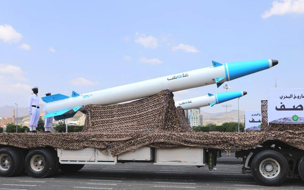 Lực lượng Houthi thả hơn 100 người nghi là thường dân bị bắt cóc- Ảnh 2. Tàu chở dầu Nga cho Trung Quốc trúng tên lửa của nhóm Houthi