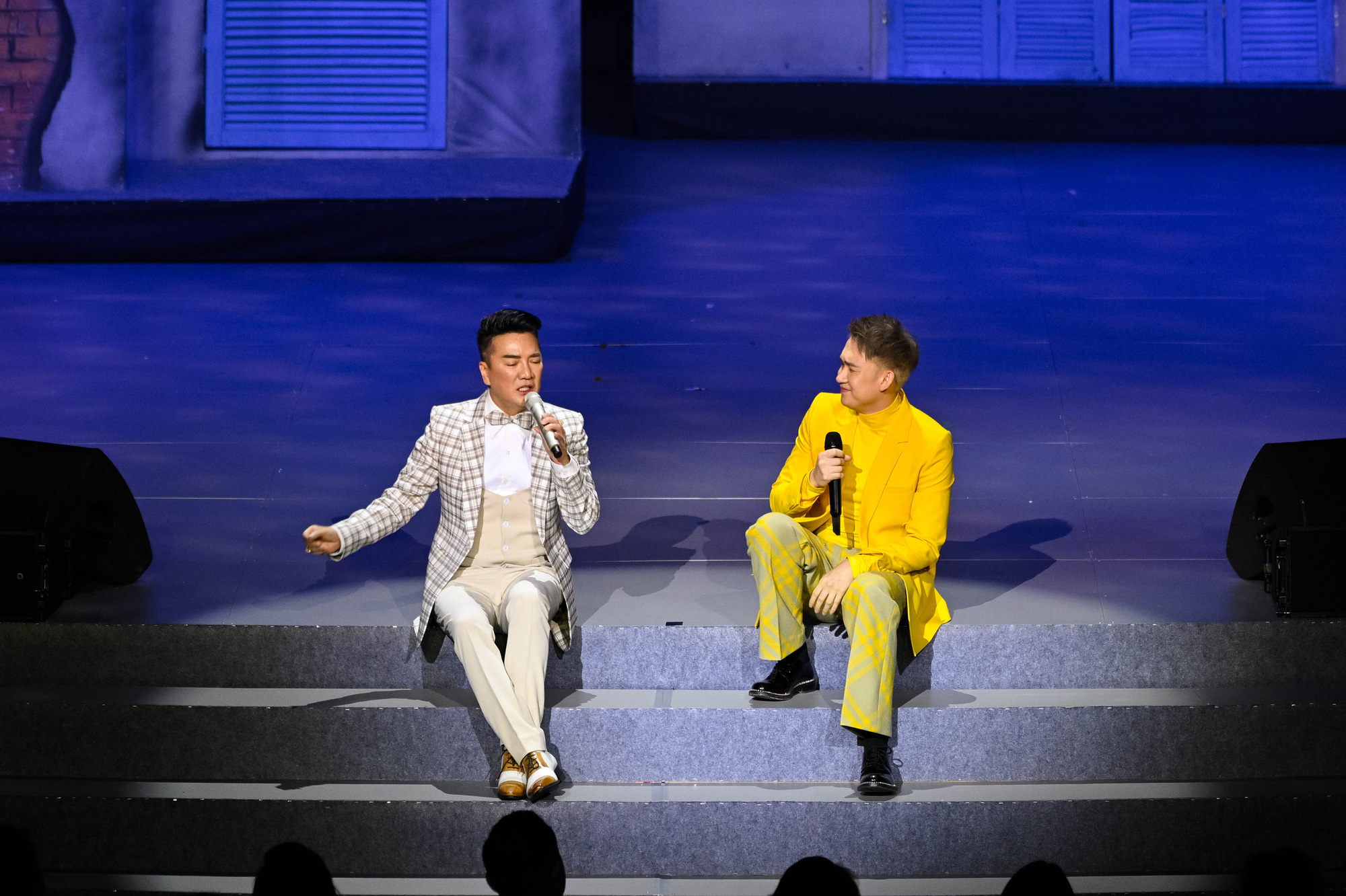 ឌឿង ទ្រីវ វូ និង ដាំ វិញ ហ៊ុង បានសម្តែងរួមគ្នានូវបទ Dương Triệu Vũ và Đàm Vĩnh Hưng hát trong đêm nhạc ở Hà Nội - Ảnh: BTC