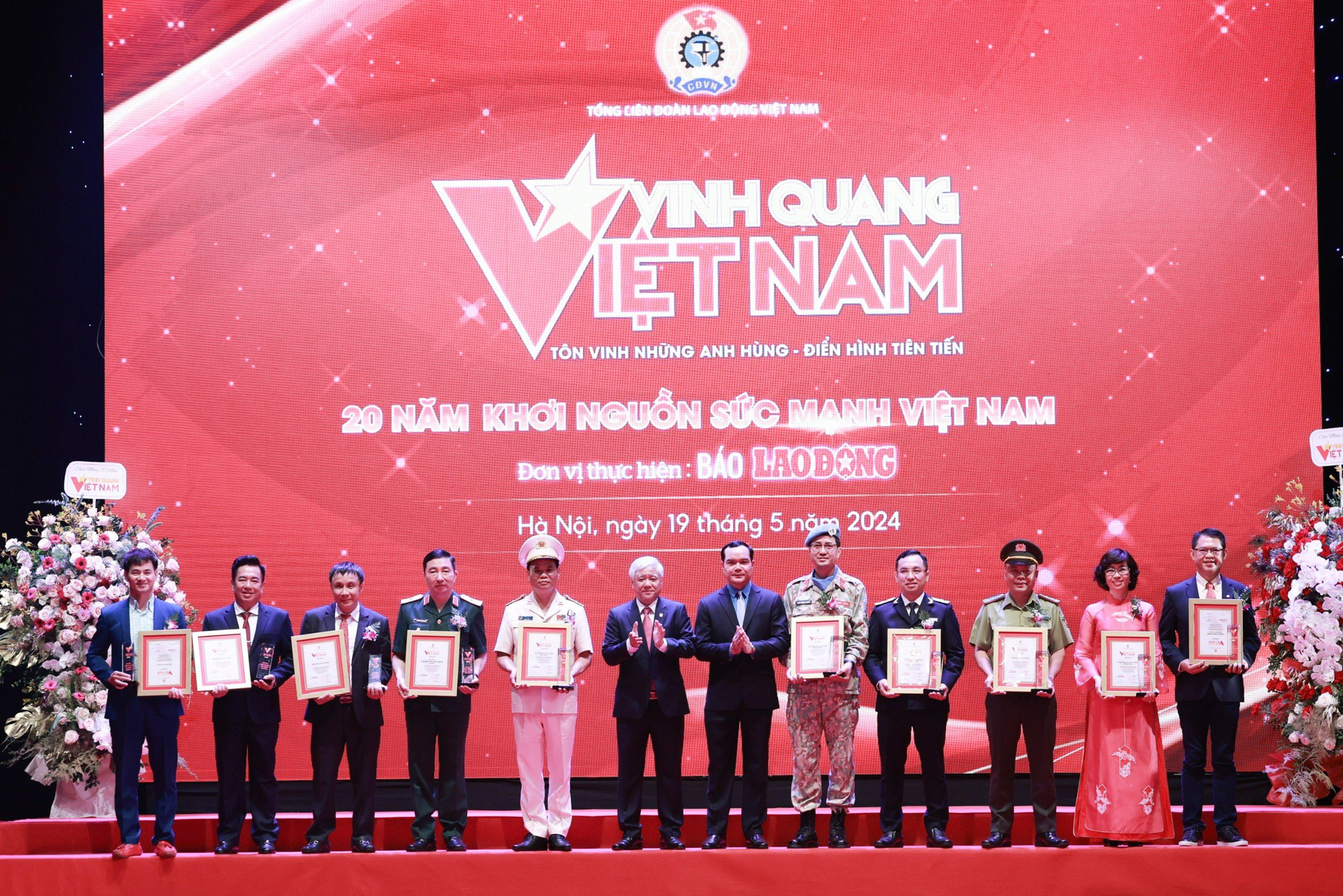 Vinh quang Việt Nam 2024 vinh danh chỉ huy ‘đội quân người nhái', cô ...