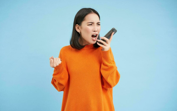 "Có hiếu với trai" tới mức gọi cho bồ trăm lần mỗi ngày mới chịu!