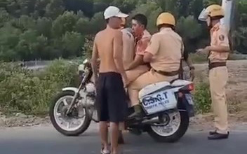 Xác minh video thực hư 'cảnh sát giao thông đạp người dân' vẫn chưa có kết quả- Ảnh 2. Xe CSGT huyện Cần Giờ va chạm xe máy khác, 3 người nguy kịch