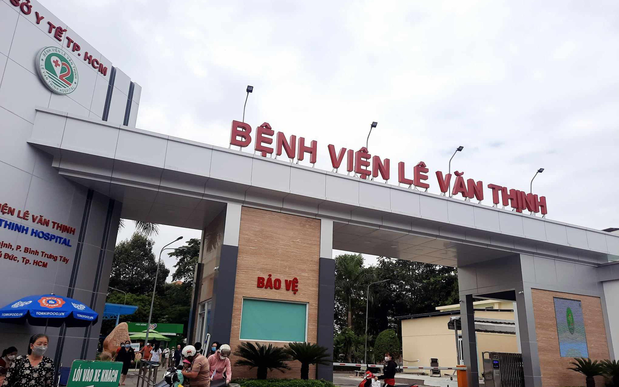 Nắng nóng kéo dài: Nguy cơ ngộ độc thực phẩm từ thức ăn đường phố- Ảnh 2. 15 học sinh tiểu học Thủ Đức nhập viện nghi ngộ độc thực phẩm