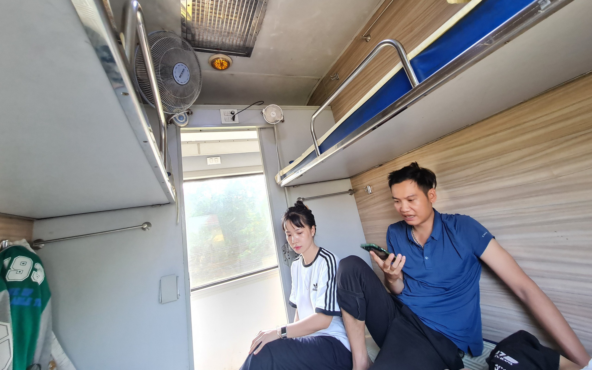Mua vé giường nằm điều hòa sao phải thông cảm khi toa tàu nóng?
