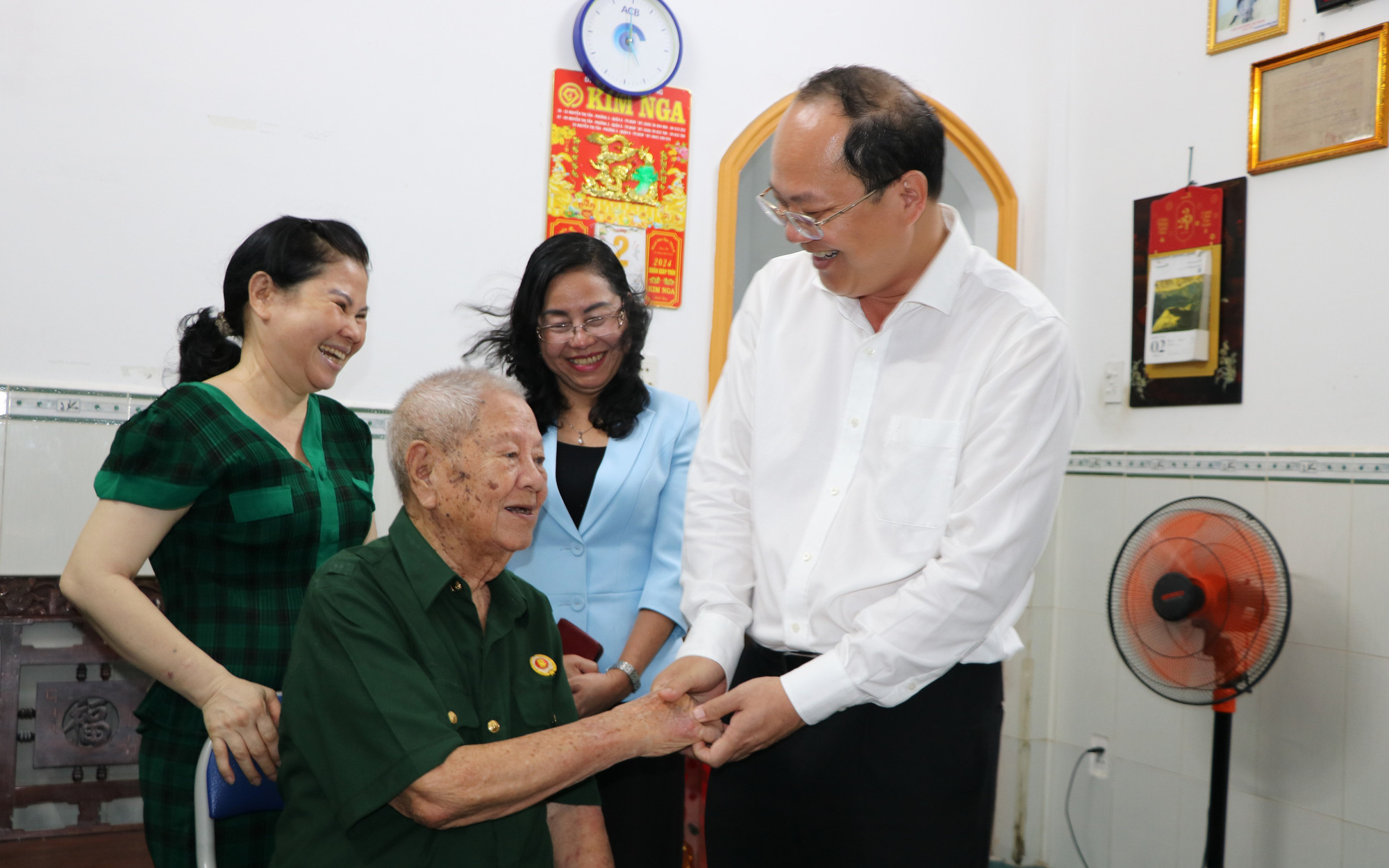 Chủ tịch Hà Nội thăm gia đình liệt sĩ khi chiến đấu ở sân bay Mường Thanh- Ảnh 5. Lãnh đạo TP.HCM thăm hỏi, tặng quà chiến sĩ Điện Biên