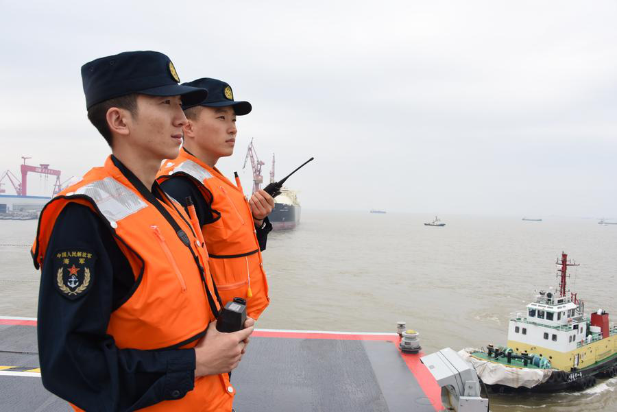 Một tàu kéo kéo tàu sân bay Phúc Kiến ra khỏi bến tàu ở Thượng Hải ngày 1-5 - Ảnh: TÂN HOA XÃ