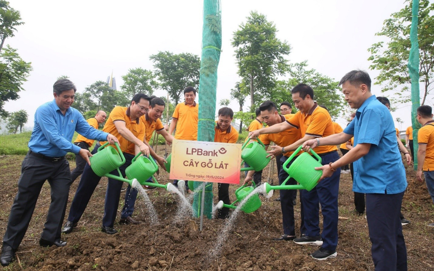 Coteccons và CTCP Đồng Tâm đánh giá cao chương trình 'Việt Nam Xanh' của báo Tuổi Trẻ- Ảnh 5. Cùng LPBank phủ xanh Việt Nam trong Ngày hội trồng cây năm 2024