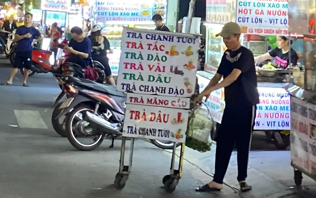 Xe hàng rong, bảng hiệu chất đống trong trụ sở UBND phường, có xe 5 năm không ai đến nhận- Ảnh 12. Gần 100 xe đẩy bán hàng rong lấn chiếm đường Nguyễn Gia Trí, gây cản trở giao thông
