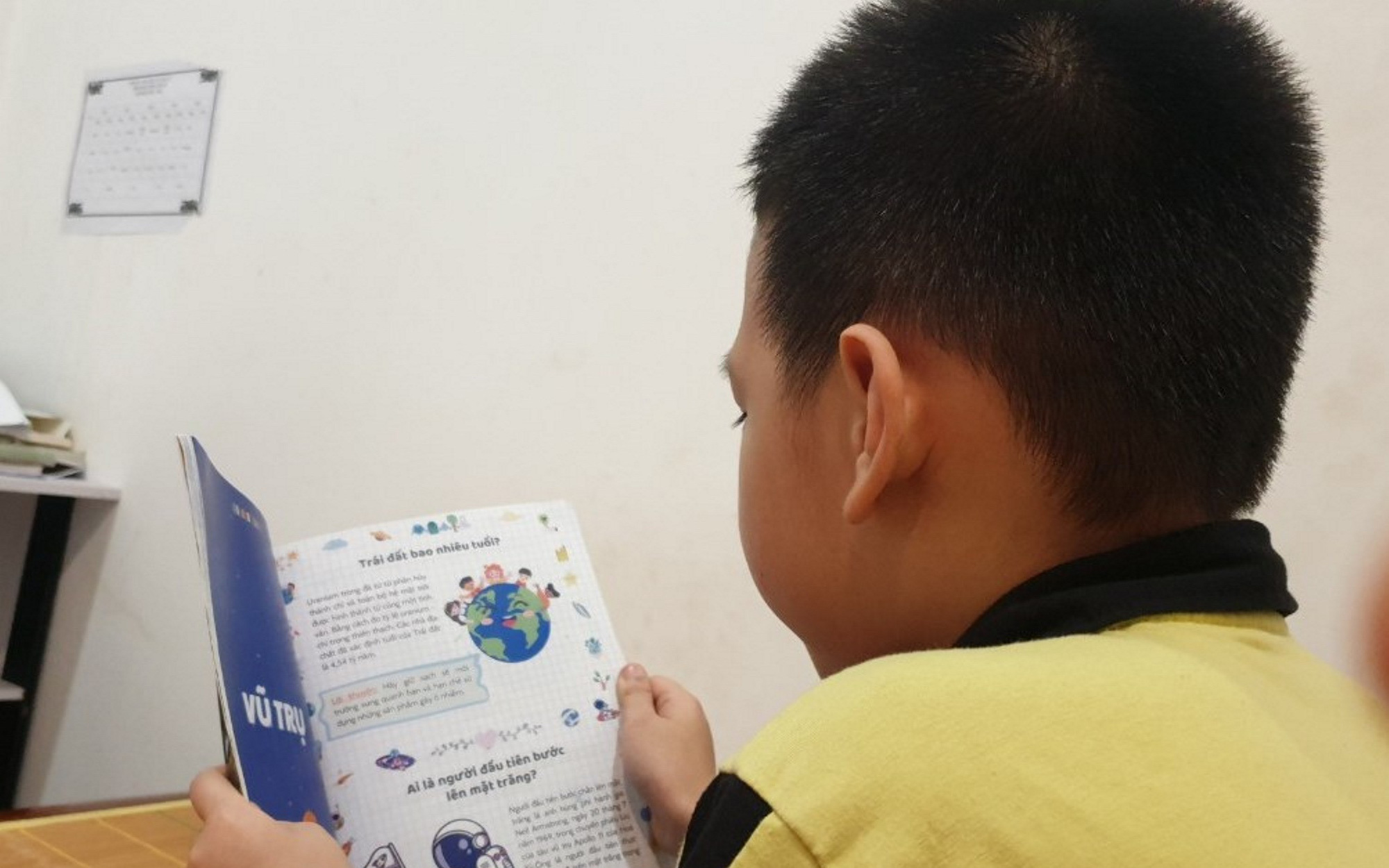 Học sinh sẽ không bị bắt buộc thi Đại sứ văn hóa đọc- Ảnh 3. Học sinh lớp 1, lớp 2 nhận giấy bắt thi Đại sứ văn hóa đọc, viết bài luận về sách