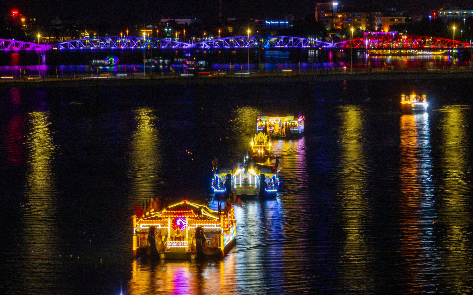 Sẵn sàng cho Tuần lễ Festival nghệ thuật quốc tế Huế 2024- Ảnh 9. Người Huế đội mưa cầu quốc thái dân an tại lễ rước mừng Phật đản