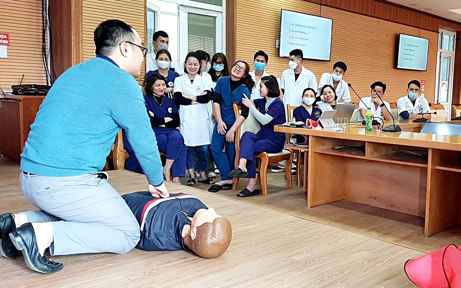 Bác sĩ mở lớp dạy sơ cứu miễn phí giữ