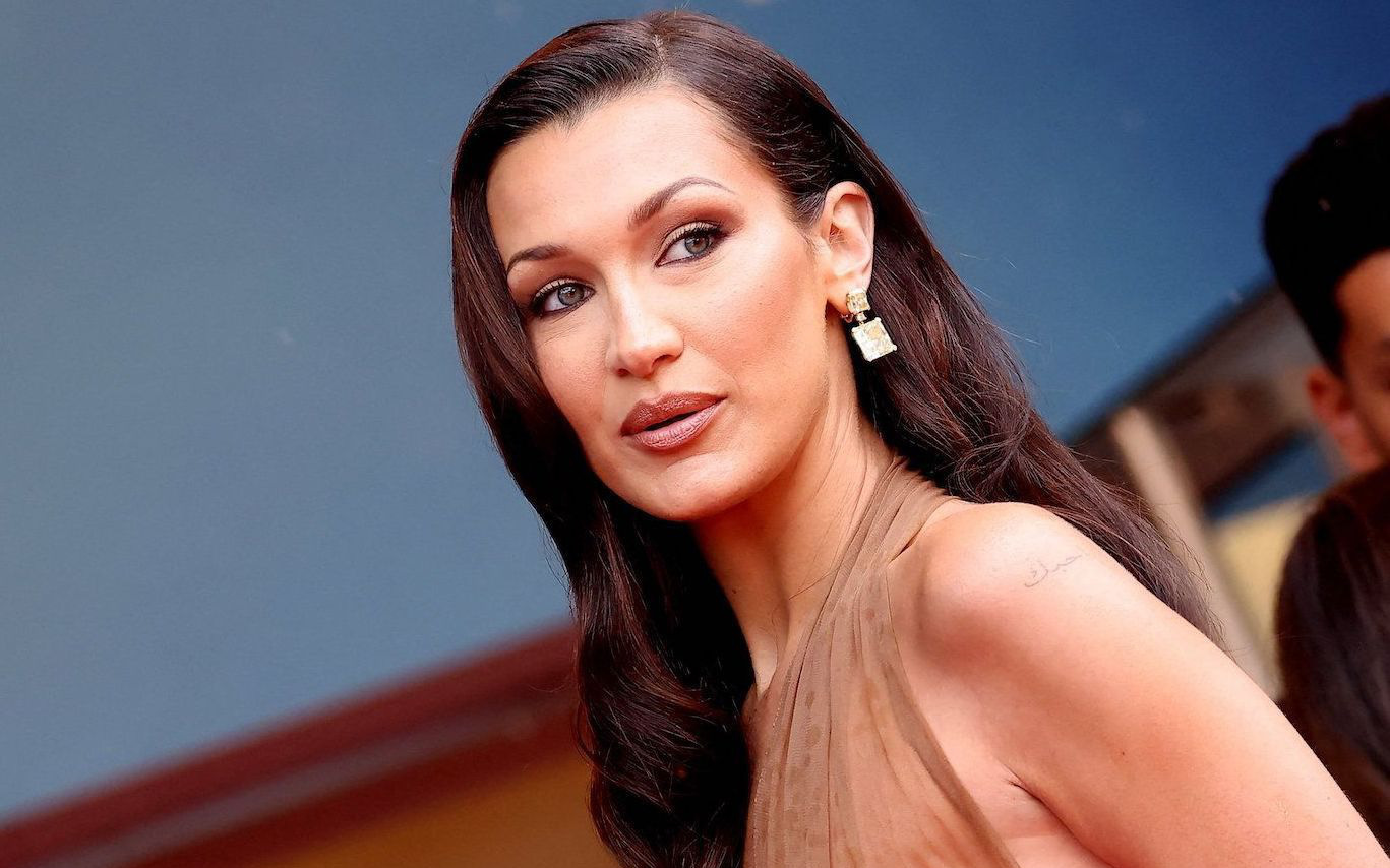 Khách mặc váy in hình Chúa lên thảm đỏ Cannes, nhân viên an ninh bối rối- Ảnh 18. Bella Hadid gây sốc để lộ ngực, váy áo rườm rà quét trên thảm đỏ Cannes