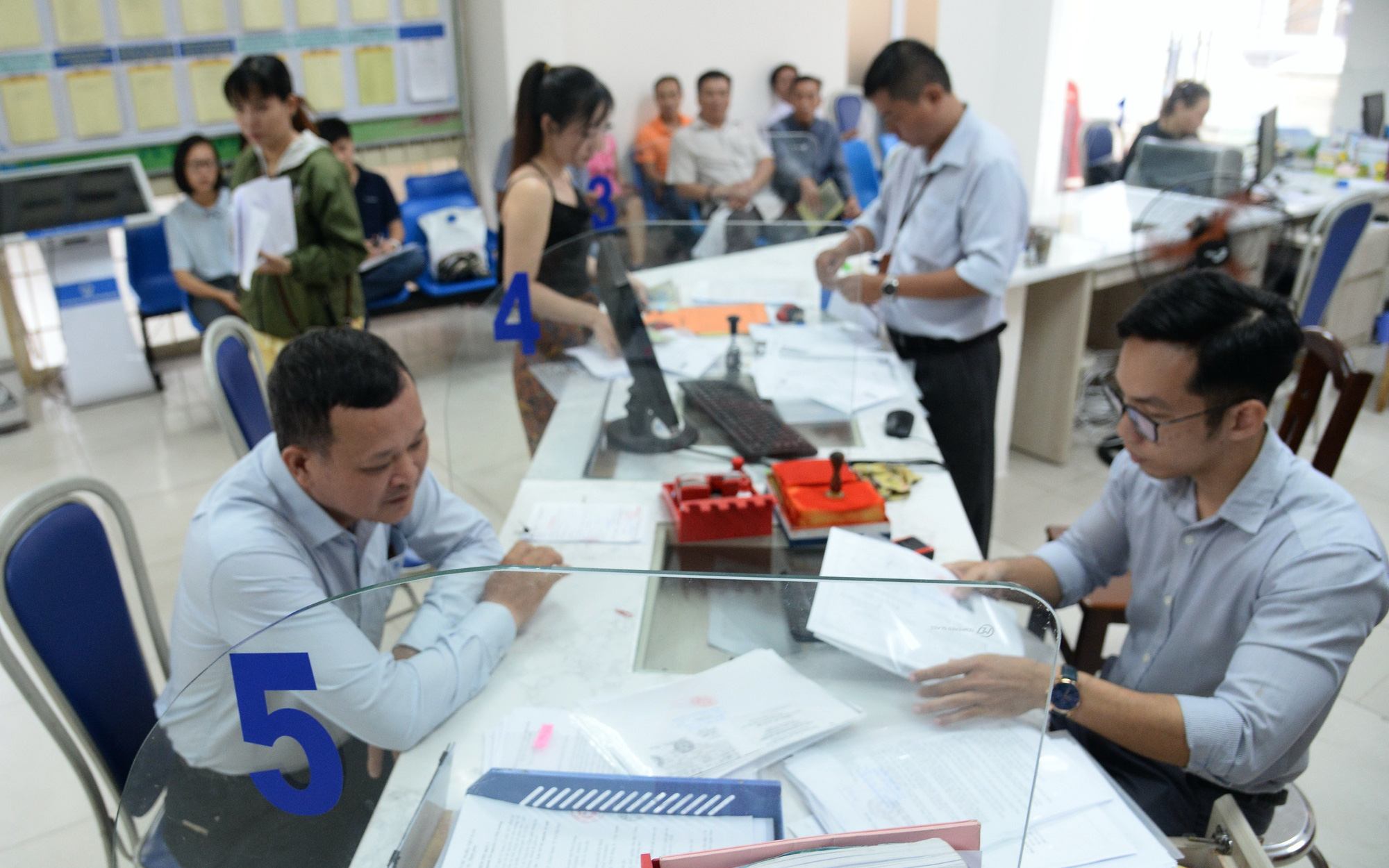Yêu cầu bản sao chứng thực không quá 6 tháng: Việc lạc hậu nên bỏ đi- Ảnh 2. Đòi bản sao chứng thực trong 6 tháng: Bỏ ngay cho dân nhờ
