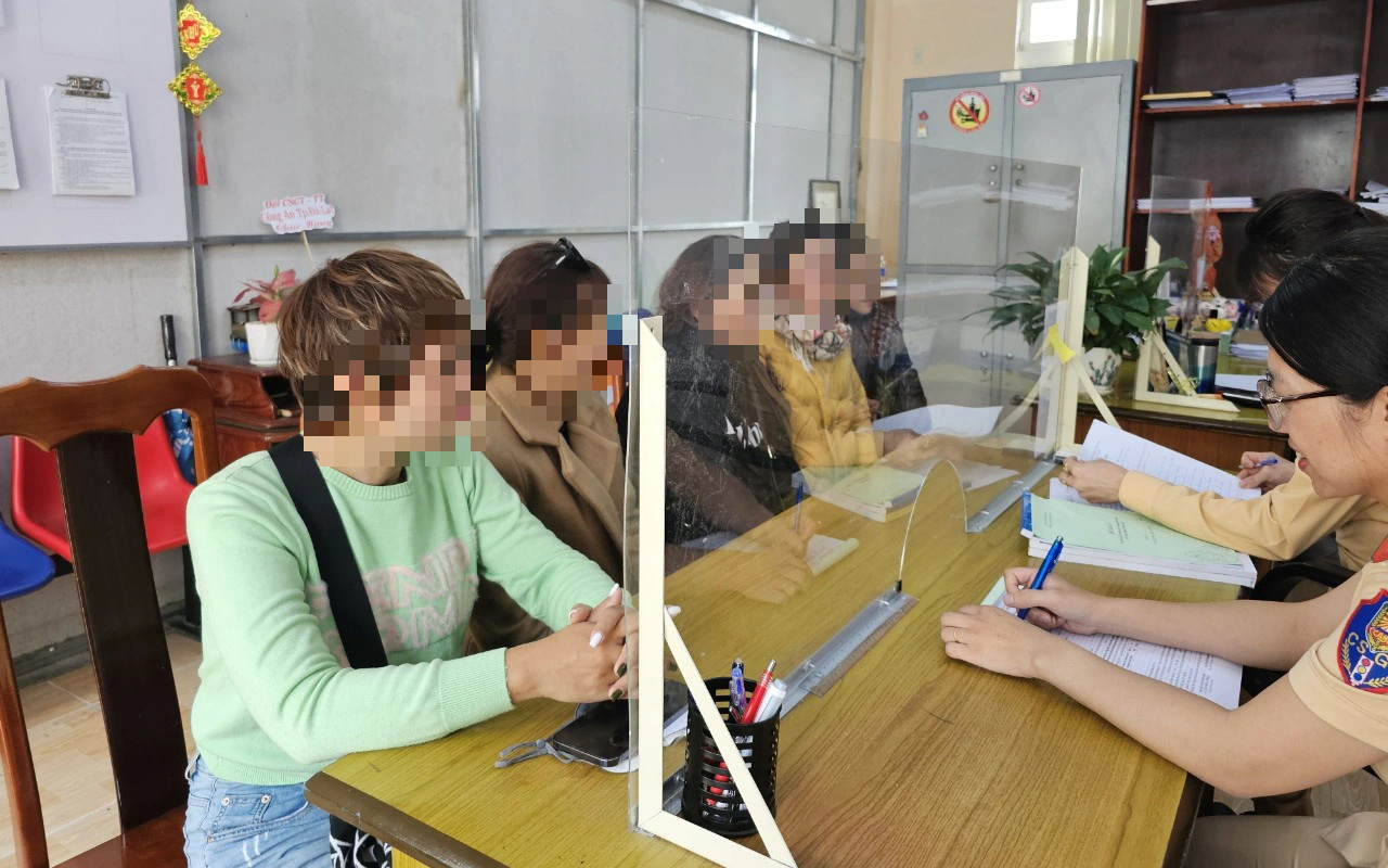 Đường giao thông đâu phải sân nhà mình!- Ảnh 3. Công an làm việc với 5 phụ nữ nhảy nhót trước đầu ô tô ở Đà Lạt