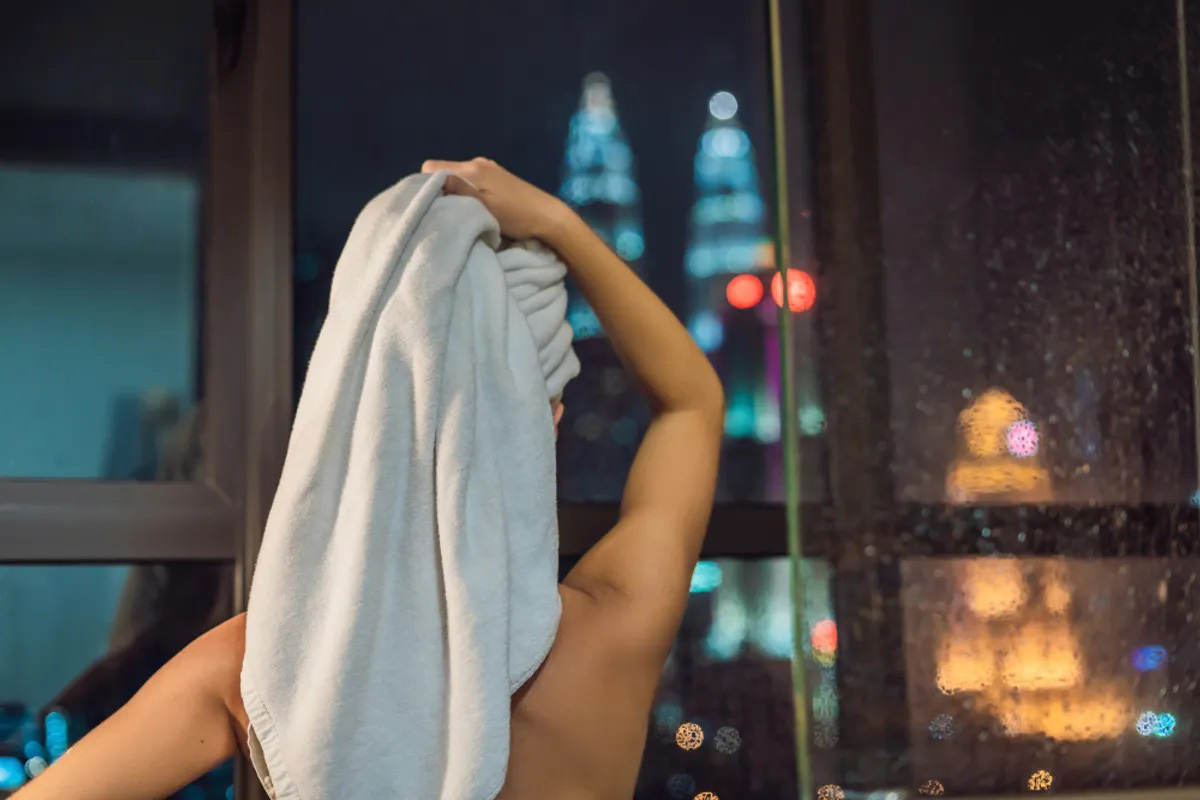 Tắm vào buổi nào tùy thuộc vào lựa chọn cá nhân, miễn con người cảm thấy thoải mái và hạnh phúc - Ảnh: Shutterstock