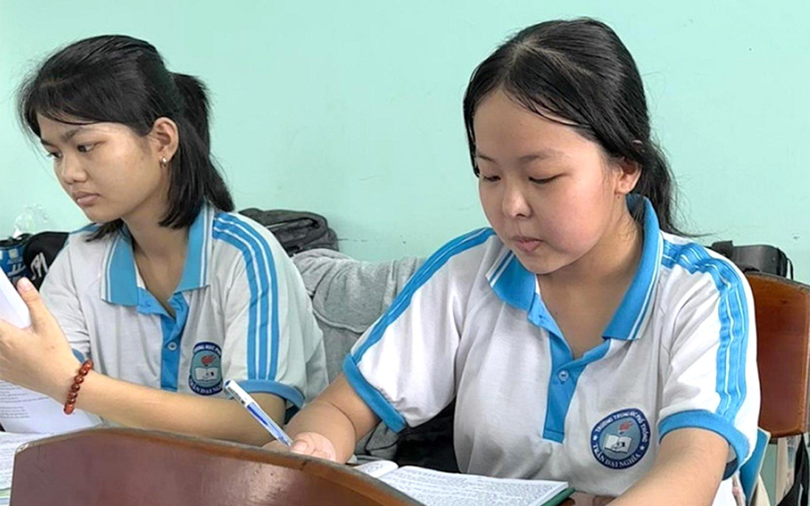 Học bổng chắp cánh ước mơ: Cậu học trò quyết tâm học giữa mái nhà xơ xác, cột kèo ngả nghiêng- Ảnh 2. Học bổng Chắp cánh ước mơ: Chiến đấu với bệnh để thay đổi cuộc đời