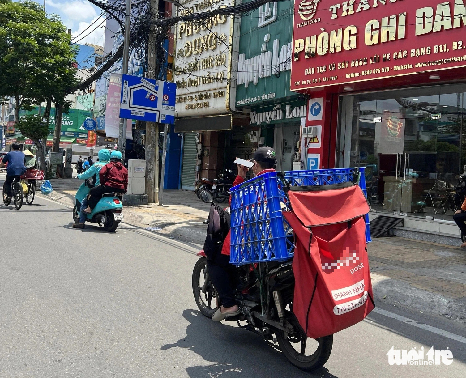 “La mala costumbre de los vietnamitas es tocar la bocina indiscriminadamente” - Foto 3. Nhiều bạn đọc phản ánh tình trạng nhiều shipper thường xuyên bóp còi, vượt đèn vàng - đỏ, nghe điện thoại trong lúc chạy xe - Ảnh: TRIỆU VÂN