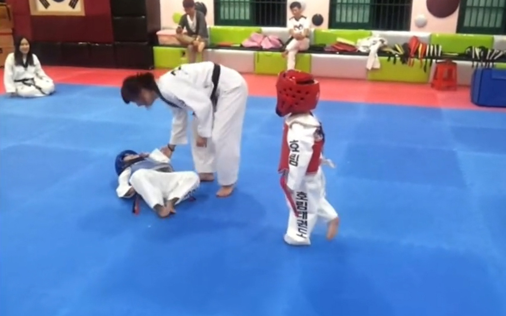 Đối thủ đang kêu ca trọng tài, võ sĩ Trung Quốc ra đòn knock-out- Ảnh 4. Màn đọ sức hài hước của hai võ sĩ nhí taekwondo