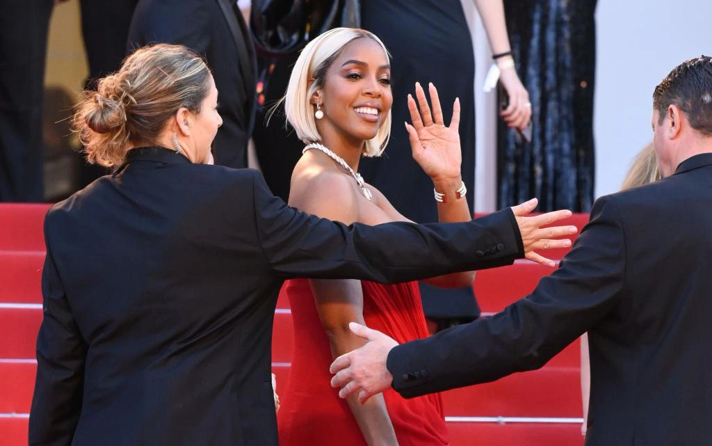 Kelly Rowland walks down the Cannes stairs - Photo: Getty Kelly Rowland bước đi trên bậc thang Cannes - Ảnh: Getty