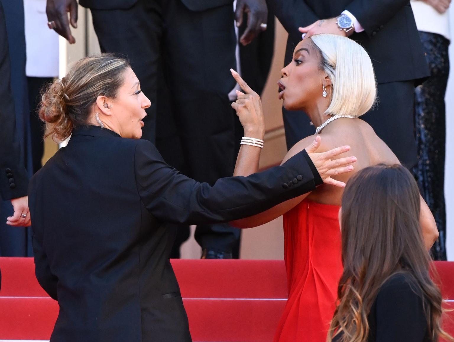 Kelly Rowland criticized security staff in the middle of the crowd at the red carpet - Photo: NY Post Kelly Rowland chỉ trích nhân viên an ninh ngay giữa đám đông có mặt tại thảm đỏ - Ảnh: NY Post