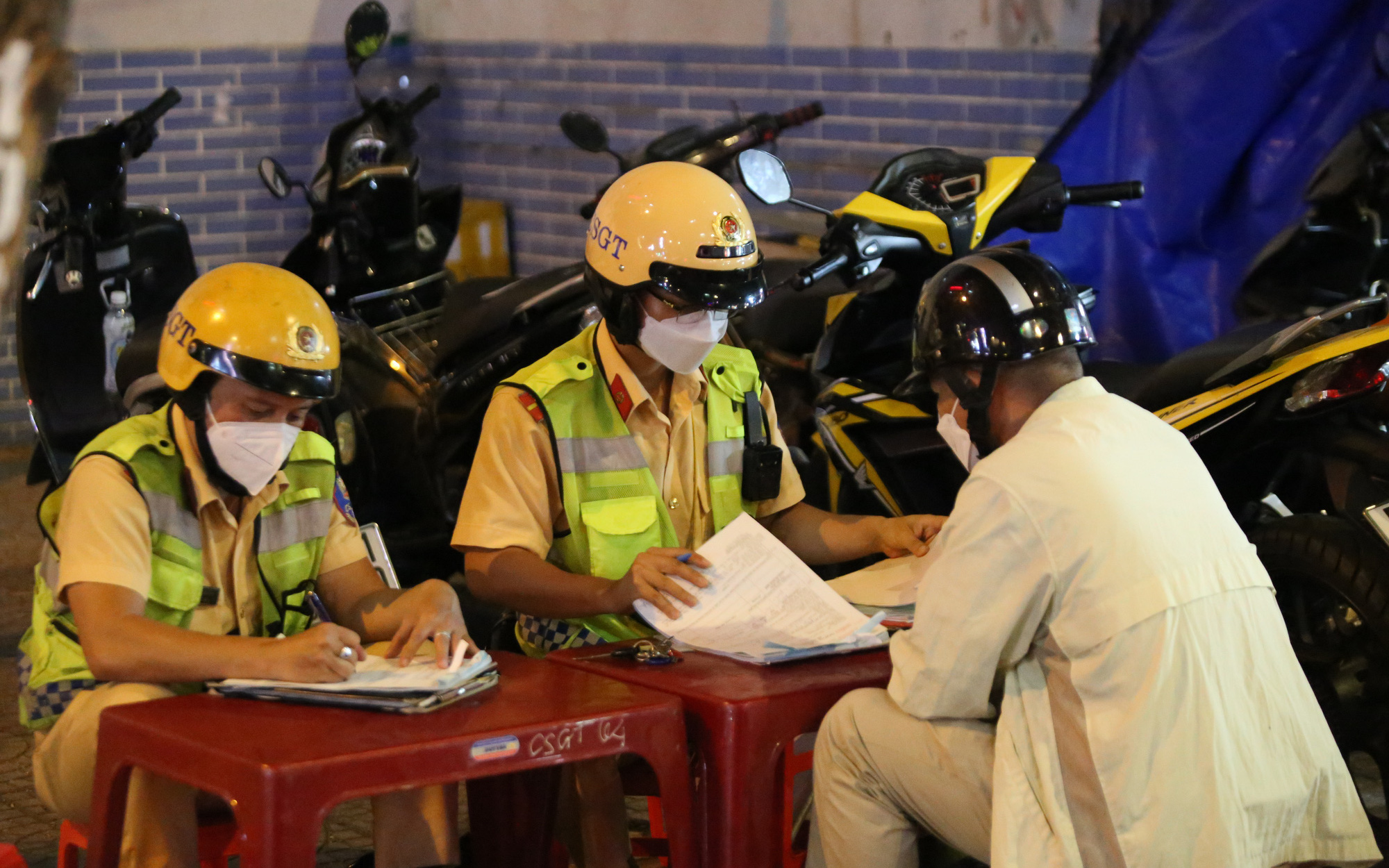 Đề xuất quy định mới về trích tiền xử phạt vi phạm giao thông- Ảnh 2. Ủy ban Thường vụ Quốc hội đề xuất trích lại một phần tiền xử phạt cho cảnh sát giao thông