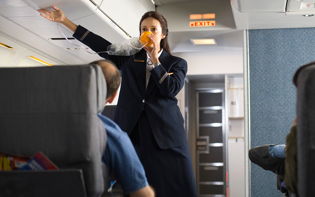 Lãnh đạo Singapore Airlines xin lỗi, hầu hết hành khách gặp nạn đã tới Singapore- Ảnh 2. Vì an toàn khi đi máy bay, đừng chỉ cắm cúi bấm điện thoại