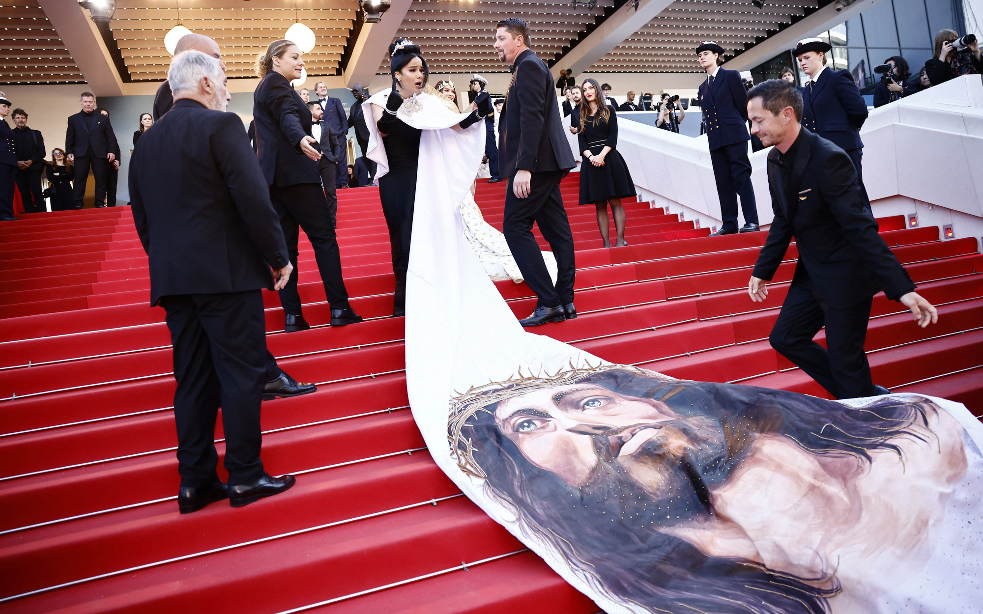 Dương Tử Quỳnh thân thiết bên Demi Moore, Bella Hadid rạng rỡ trên thảm đỏ Cannes- Ảnh 17. Khách mặc váy in hình Chúa lên thảm đỏ Cannes, nhân viên an ninh bối rối
