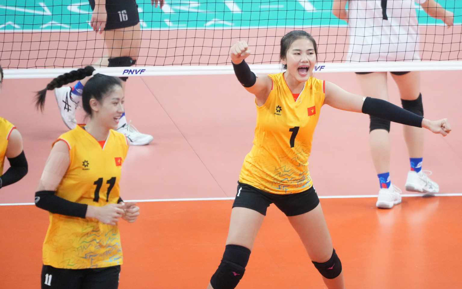 Thắng Kazakhstan, bóng chuyền nữ Việt Nam bảo vệ thành công chức vô địch AVC Challenge Cup- Ảnh 4. Thắng dễ Singapore, tuyển bóng chuyền nữ Việt Nam tạm dẫn đầu bảng B