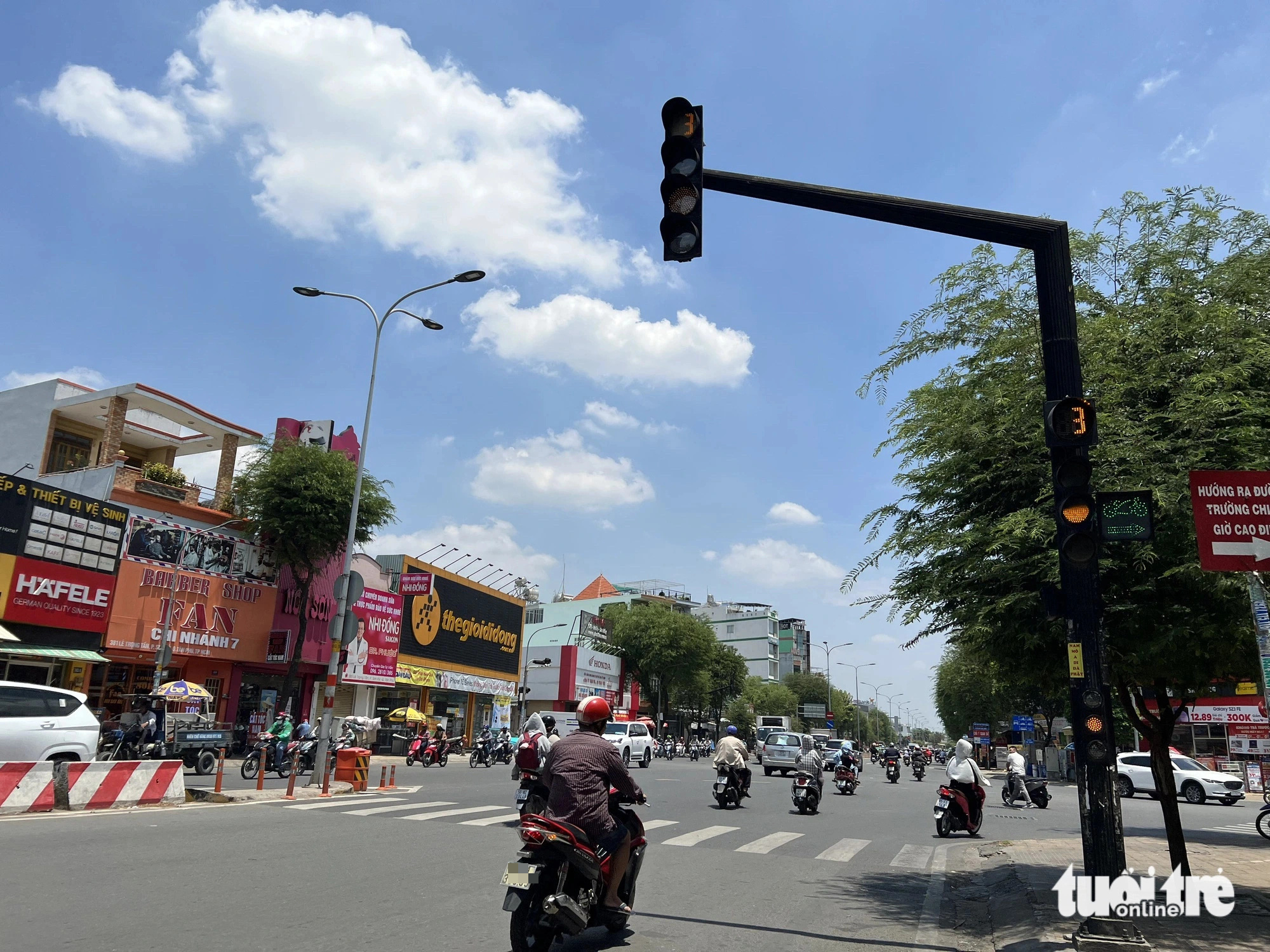 “La mala costumbre de los vietnamitas es tocar la bocina indiscriminadamente” - Foto 1. Rất nhiều người khi thấy đèn vàng thường sẽ chạy nhanh để vượt qua thay vì dừng lại. Nếu có ai đó đã dừng thì lập tức bóp còi để chuyện vượt đèn vàng được thuận lợi hơn - Ảnh minh họa: TRIỆU VÂN