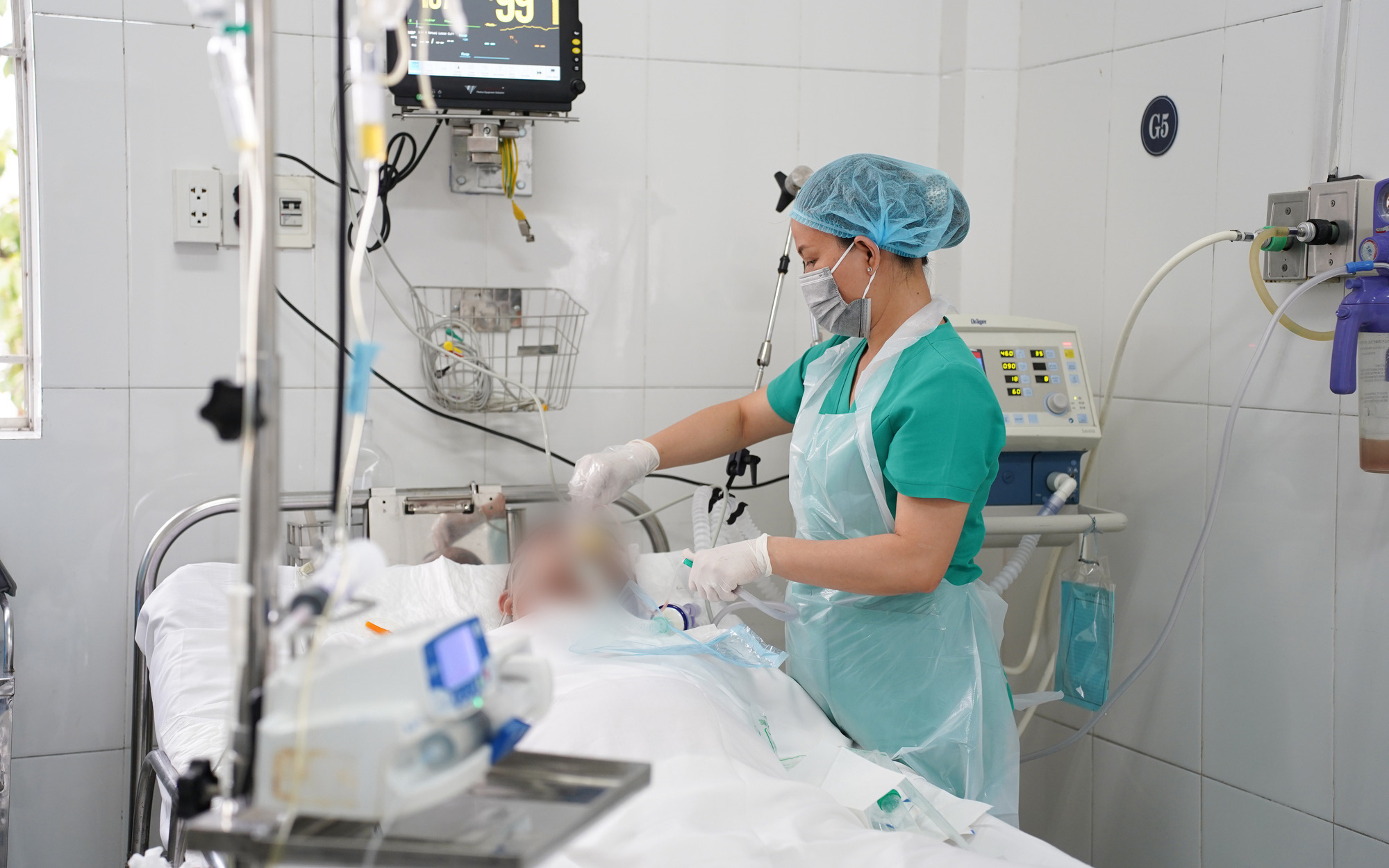 Thêm 1 người tử vong trong vụ tạt axit vào bàn nhậu ở quận 7- Ảnh 3. 5 người chuyển đến Bệnh viện Chợ Rẫy sau khi bị tạt axit vào bàn nhậu, 1 người tiên lượng xấu