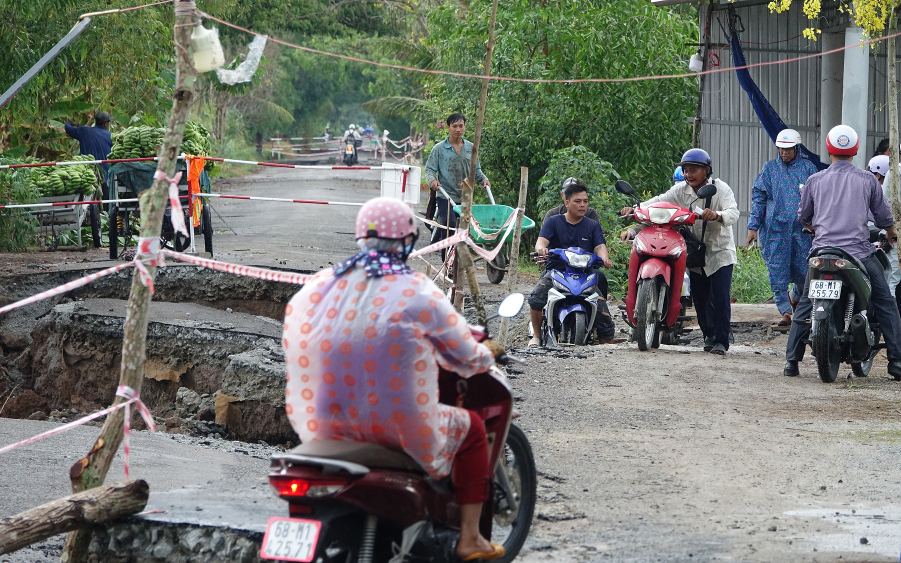 Đường sá sạt lở nghiêm trọng ở U Minh Thượng, nông sản cũng gặp khó- Ảnh 7. Vùng đệm U Minh Thượng sạt lở nghiêm trọng: Cấm toàn bộ ô tô lưu thông đường 965
