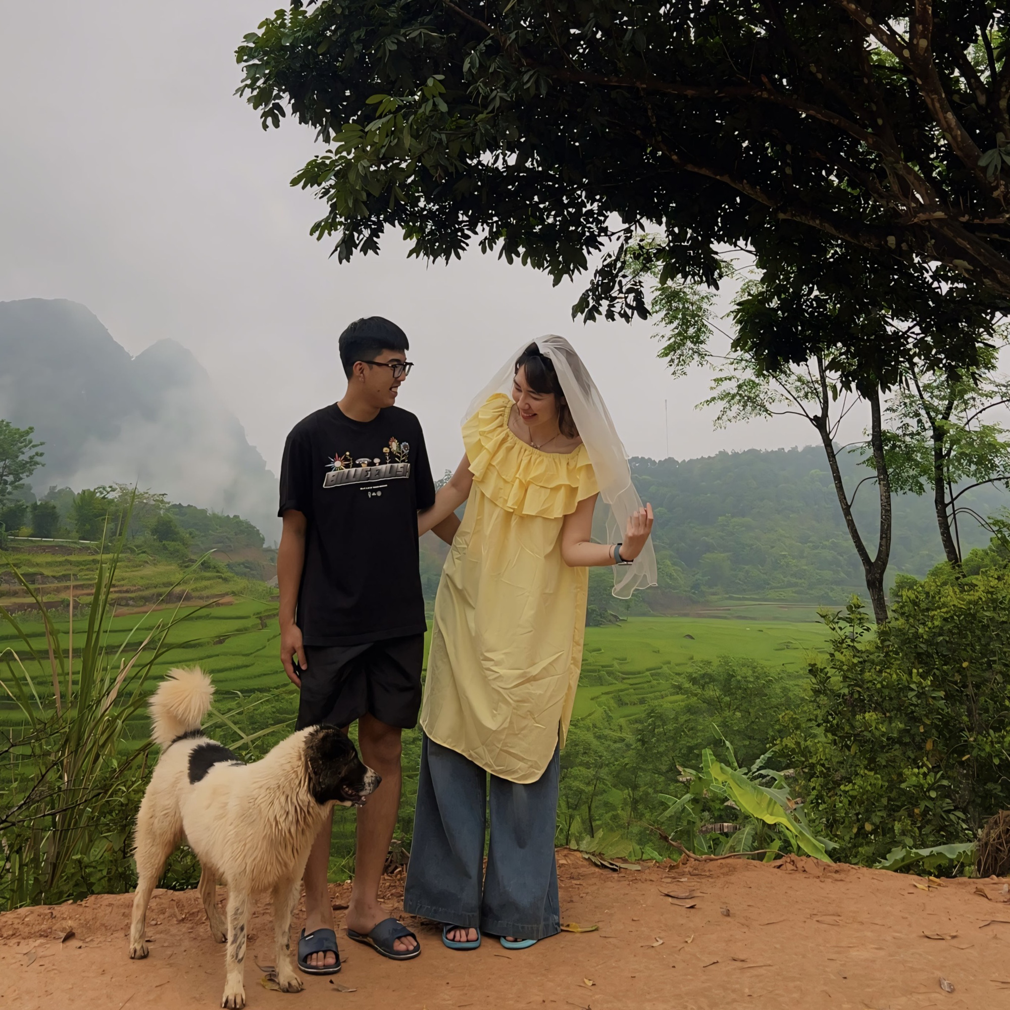 Mang khăn voan đi phượt 17 tỉnh thành, được bạn trai cầu hôn luôn- Ảnh 3. Đôi bạn trẻ chụp cùng nhau rất nhiều bộ hình dễ thương trong suốt chặng đường - Ảnh: NVCC