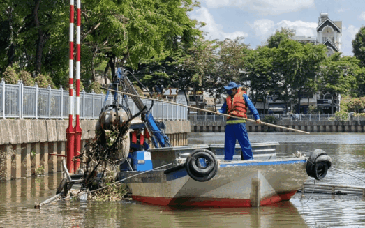 Sau mưa lớn, rác và cá chết bốc mùi hôi trên kênh Nhiêu Lộc - Thị Nghè - Ảnh 9.