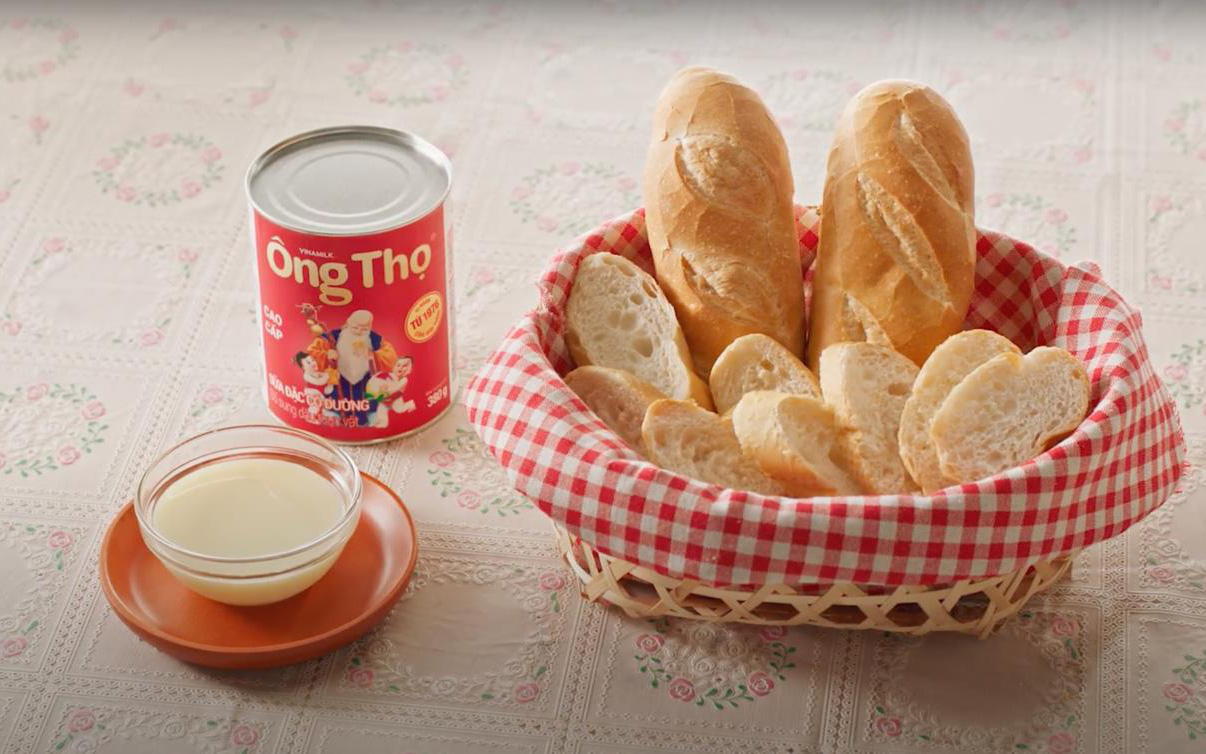 Tin tức sáng 1-6: Chính phủ yêu cầu đánh giá tác hại thuốc lá điện tử, thuốc lá nung nóng- Ảnh 9. Bánh mì chấm sữa - nét văn hóa ẩm thực Việt