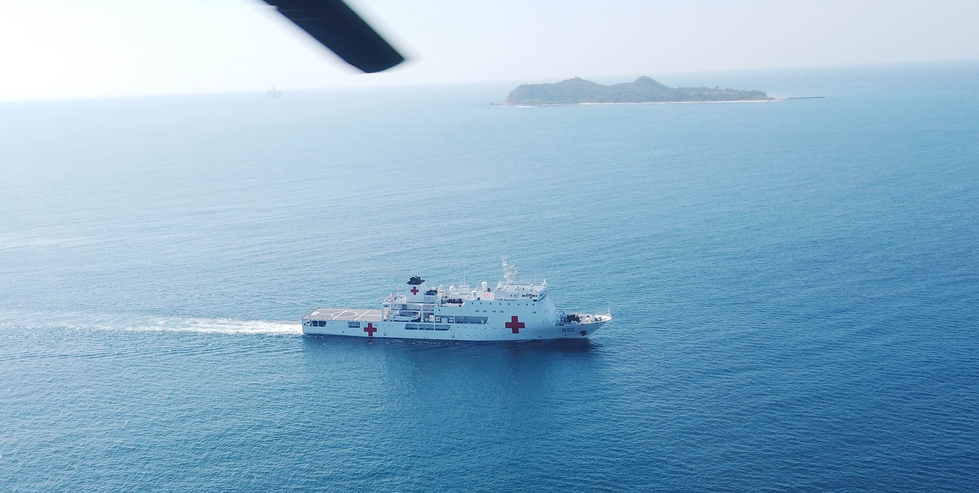 El buque hospital Youai de la Armada del Ejército Popular de Liberación de China en una zona marítima Tàu bệnh viện Youai của Hải quân Quân Giải phóng nhân dân Trung Quốc tại một vùng biển