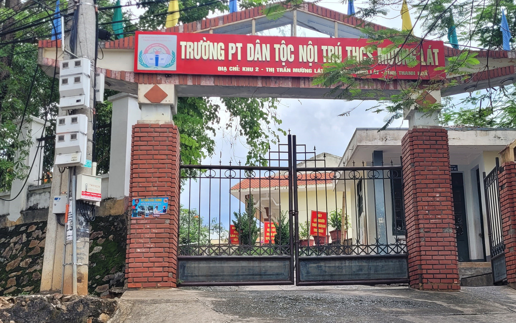 Vụ tuyển sinh sai tại trường nội trú Mường Lát: Ủy ban Kiểm tra Tỉnh ủy vào cuộc- Ảnh 2. Bị tố tuyển sinh sai, hiệu trưởng trường phổ thông dân tộc nội trú nói gì?