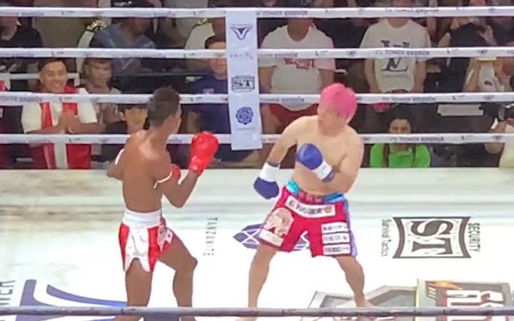 Đối thủ đang kêu ca trọng tài, võ sĩ Trung Quốc ra đòn knock-out- Ảnh 3. Võ sĩ làm màu khi chào sân bị đối thủ hạ knock out
