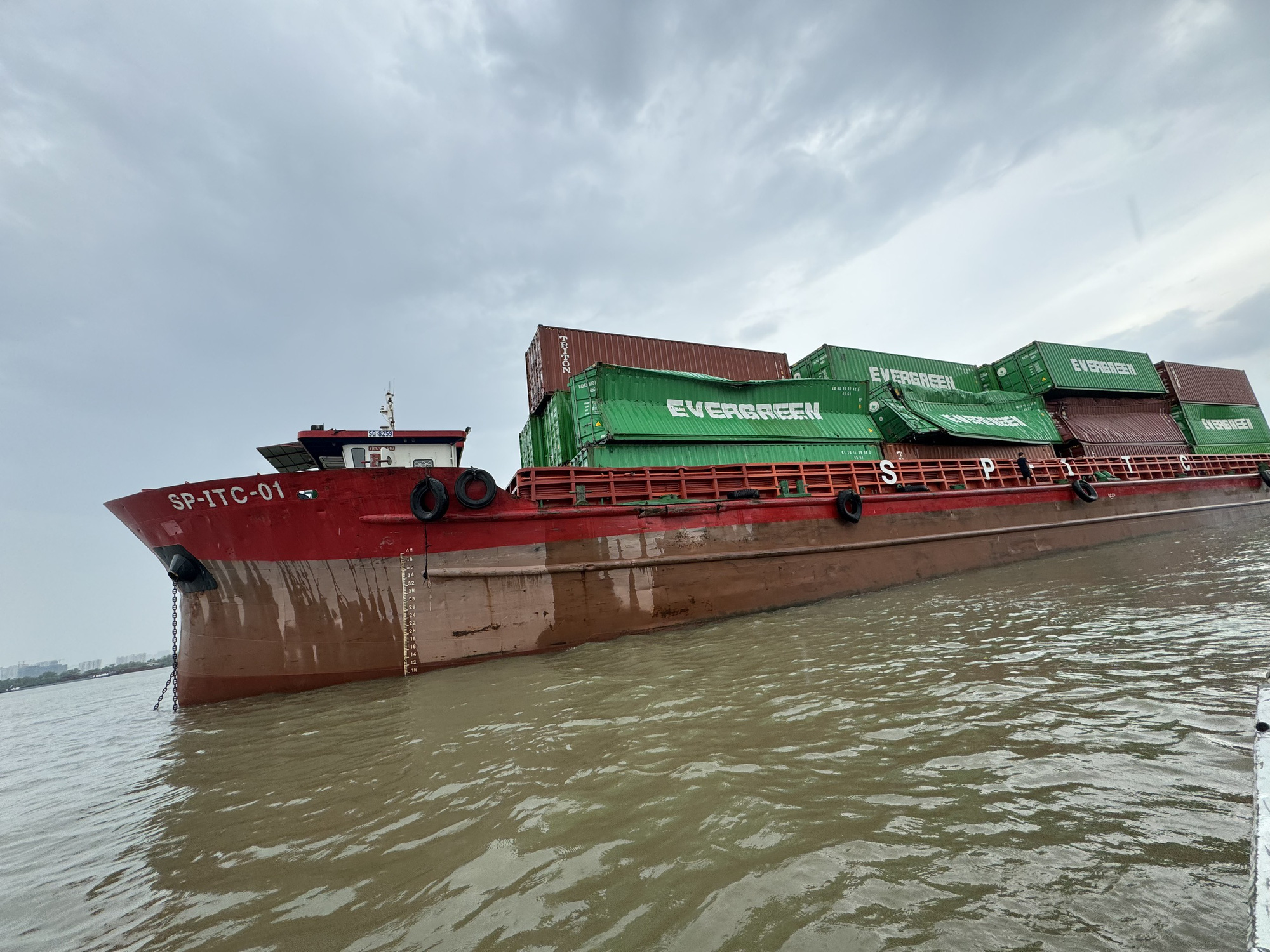 Nhiều container rơi trên sông Đồng Nai sau vụ va chạm tàu biển - Tuổi ...