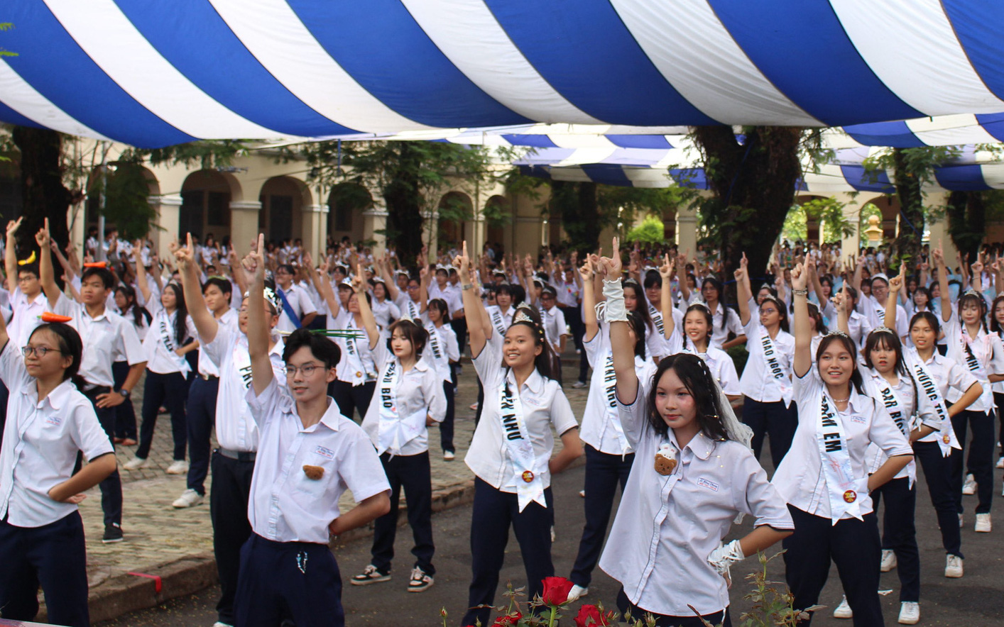Teen THPT chuyên Lê Hồng Phong nhảy flashmob ra trường