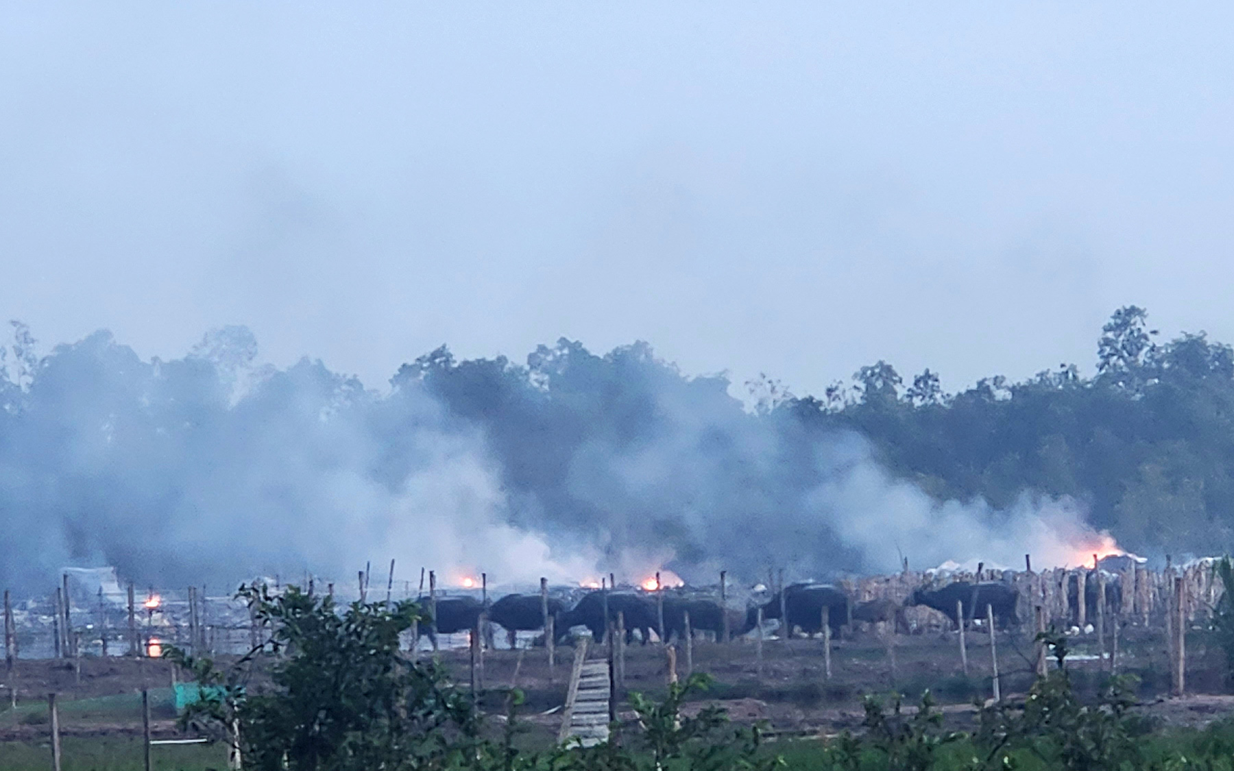Cận cảnh 'đại công trường' tập kết, đốt rác trái phép ở huyện Bình Chánh- Ảnh 20. Rác ngập ngụa khắp nơi, ai xả? - Kỳ 2: