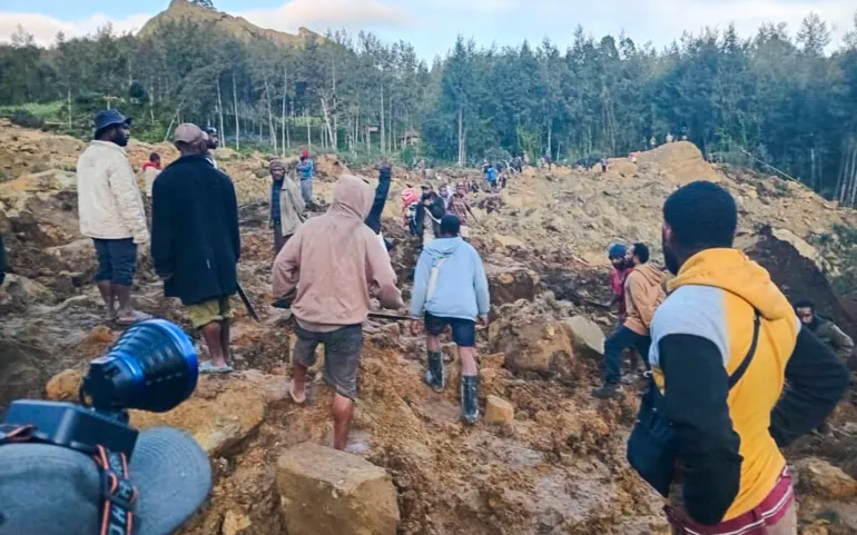 Bất ngờ từ vụ lở đất ở Papua New Guinea: Hơn 2.000 người bị chôn sống- Ảnh 3. Lở đất vùi lấp cả làng, 300 người nghi thiệt mạng ở Papua New Guinea