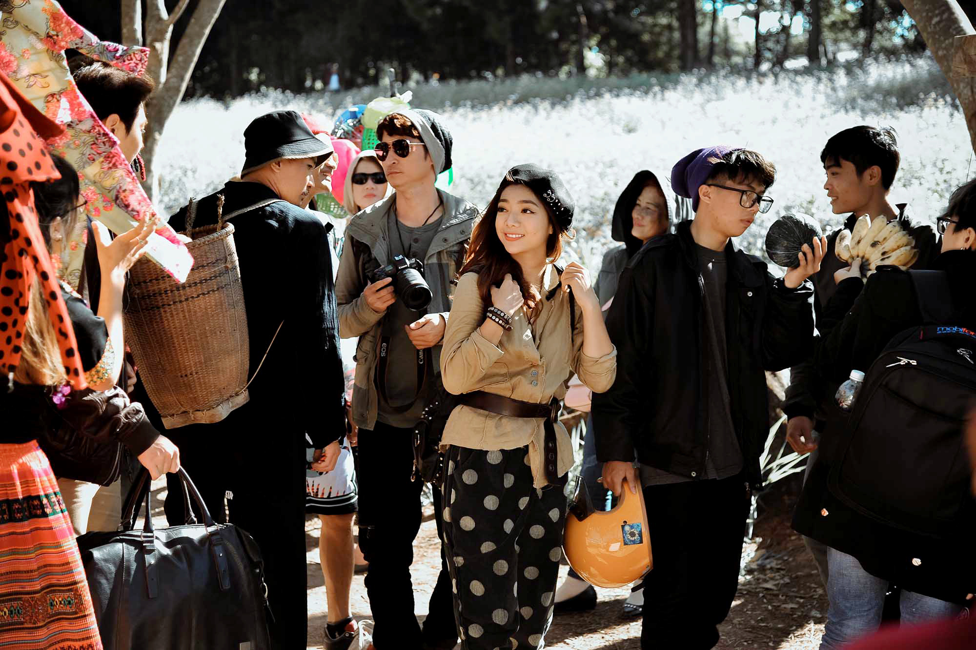 Le marché des hauts plateaux du Nord-Ouest lorsque le groupe d'amis est rentré chez lui en Lat mat 4 : Nha co khach - Photo : Producteur Phiên chợ vùng cao Tây Bắc khi nhóm bạn về thăm nhà trong Lật mặt 4: Nhà có khách - Ảnh: ĐPCC