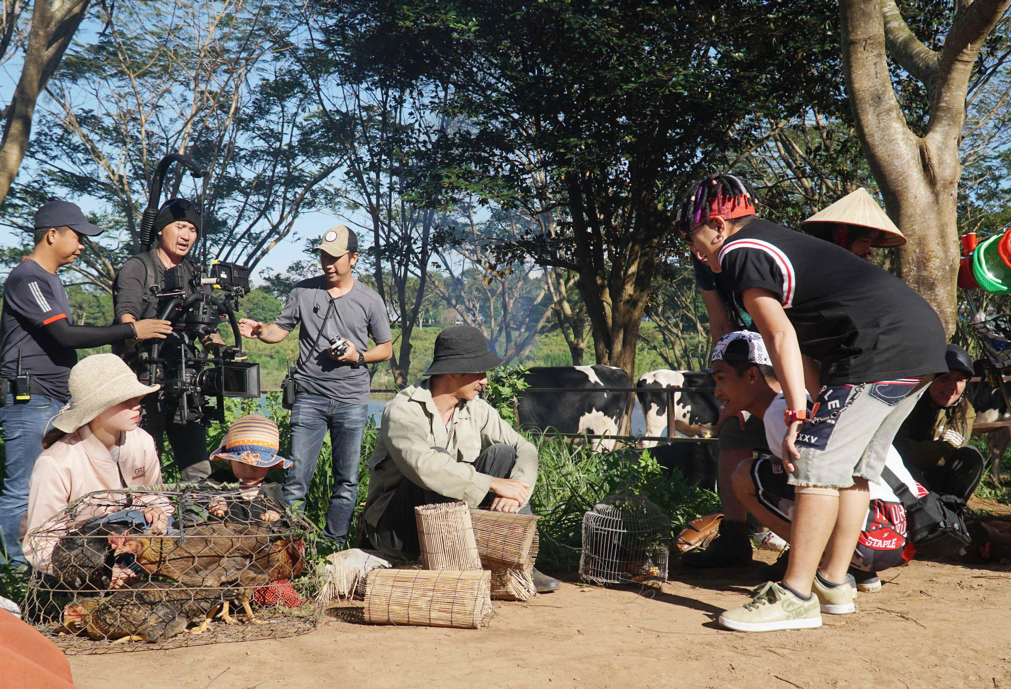Le réalisateur Ly Hai (au centre) dans une scène de marché de montagne - Photo : DPCC Đạo diễn Lý Hải (giữa) trong cảnh quay phiên chợ vùng cao - Ảnh: ĐPCC