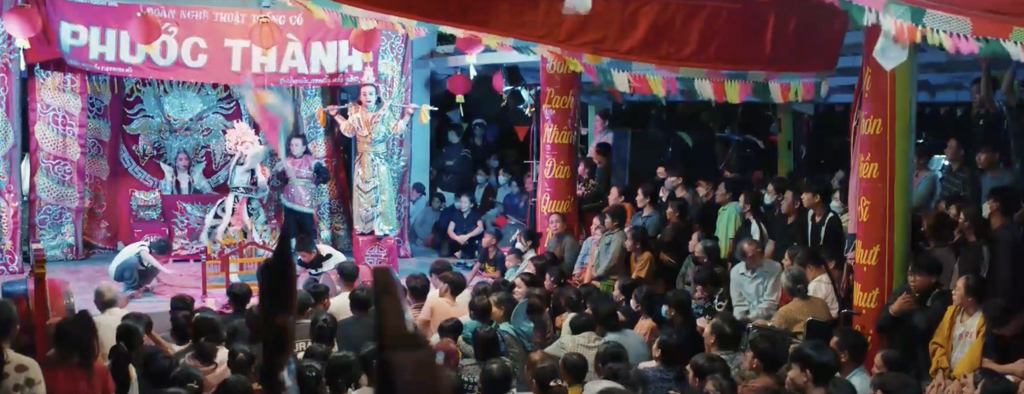 Scène du festival des baleines dans le film Lat mat 7 : Mot uoc wish - Photo : Producteur Cảnh lễ hội Nghinh Ông trong phim Lật mặt 7: Một điều ước - Ảnh: ĐPCC