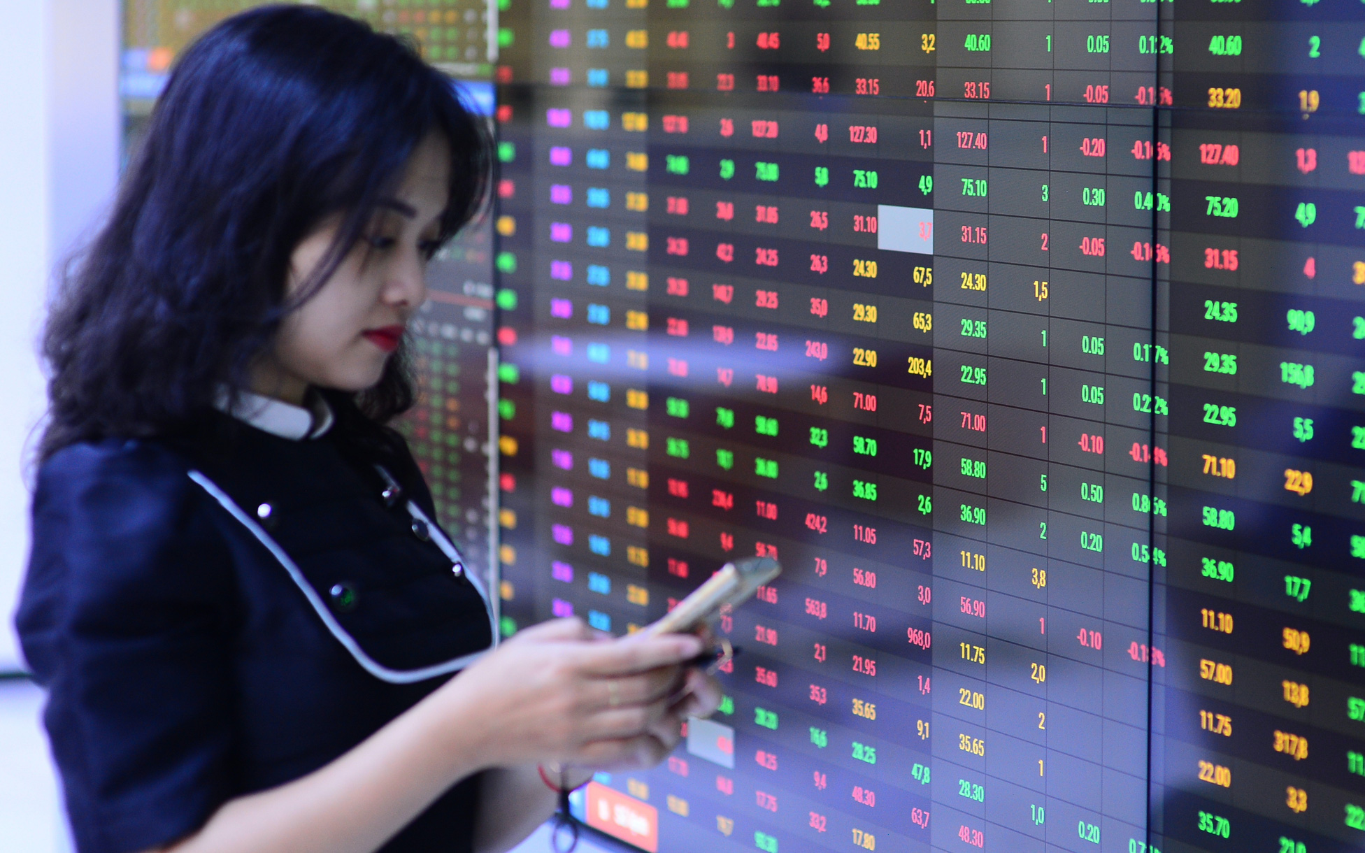 Chứng khoán tuần mới: Sau cú giảm sâu vì tỉ giá lẫn tin đồn, VN-Index sẽ ra sao?- Ảnh 4. Sắc đỏ bao trùm thị trường chứng khoán, thanh khoản vượt 40.000 tỉ đồng