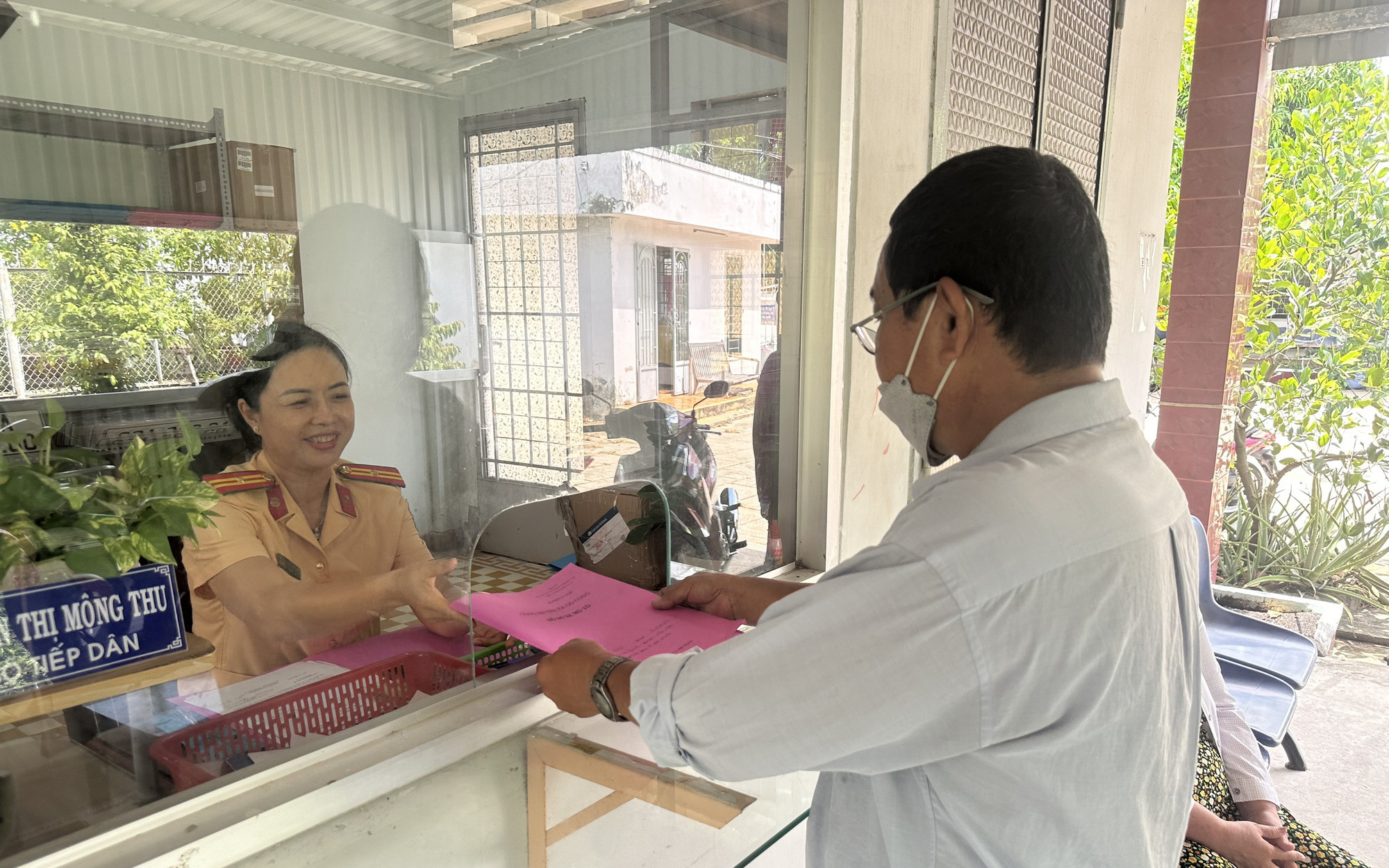 Tiền Giang cấp, đổi giấy phép lái xe trở lại từ 1-8- Ảnh 3. Người dân thành phố Gò Công đã đăng ký được xe